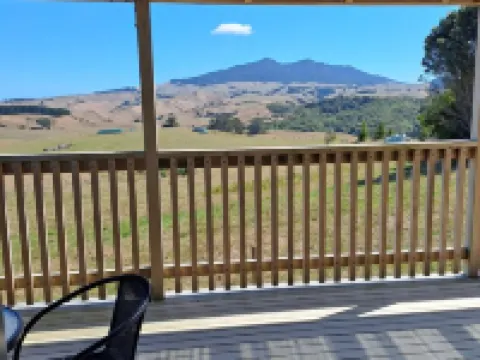 Comfortable studio with stunning mountain & ocean views – Your perfect getaway! Hotels in Raglan