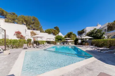 Atlas Apartments Ibiza فنادق في Cala Llonga