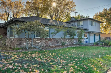 Luxurious Downtown Lodi Apartment in Wine Country!