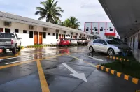水瓶座酒店 - 停車場