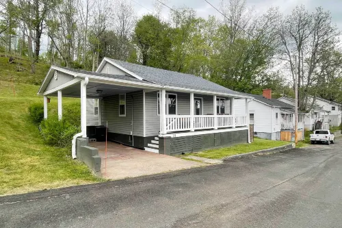 Cozy Fries Escape w/ Mountain & River Views! - parking