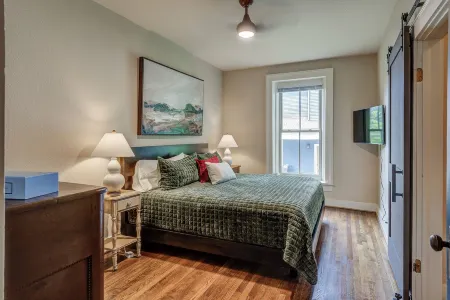 Historic 1880s 2-bedroom Downtown Apartment Отели в г. Бристоль