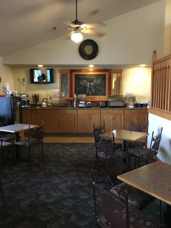 Moose Lake Lodge & Suites Отели в г. Керрик