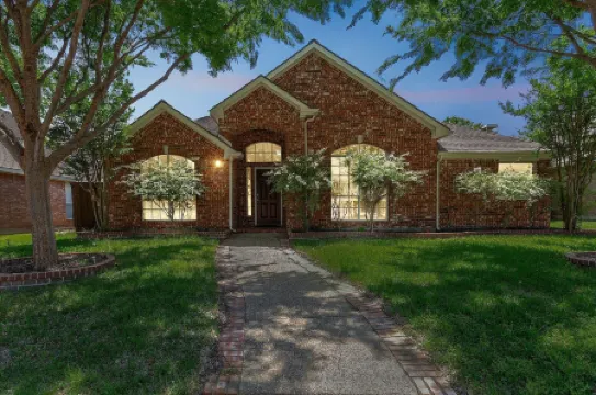 Family Fun Retreat: Pool & Entertainment Haven! 4 Bedroom Home by RedAwning