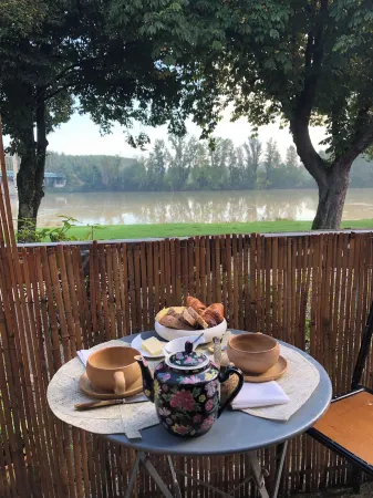 Chambre de la Galerie du Port "Douce France" Отели в г. Валанс д'Ажан