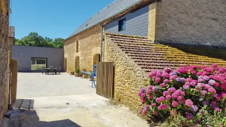 Le Petit Paradis 24 Отели в г. Сен-Сирк-Мадлон