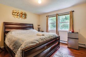 8 Mi to Long Beach: Cozy Apt w/ Fenced Yard!