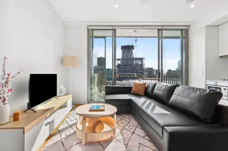 Central peaceful 1 bedroom with balcony & aircon Отели рядом с достопримечательностью «Парк Хармони»