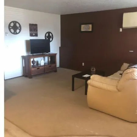 Hchideaway-Quiet, Cottagelike! Pet Friendly! Queen Bed!