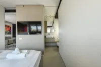 Modern and Vibrant 1BR apt with Private Balcony
