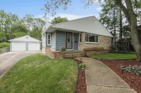 Beautiful 5 bedroom home only minutes from UIUC