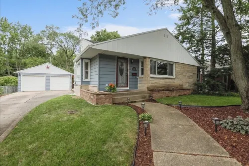Beautiful 5 bedroom home only minutes from UIUC