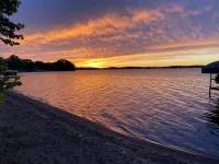 Charming 3-bedroom cabin right on the sandy shore of beautiful Star Lake. - Chalets