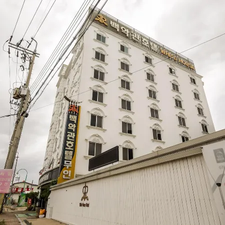 Muan White House Hotel