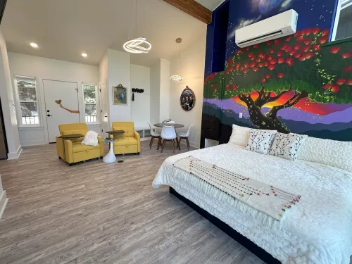 Firefly 2, luxury lakeside treehouse w/ hot tub, BBQ, extra parking, boat put-in