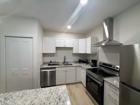 Newly Renovated 2 Bedroom - A Seasoned Superhost Отели рядом с достопримечательностью «Университет Дьюк»