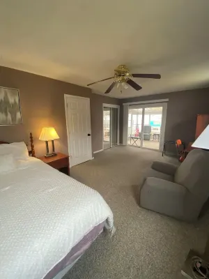 Charming 2-bedroom house with gated yard in delightful Kentwood