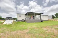Kingston Home w/ on-Site Boat Parking 2 Mi to Lake - 3 estrellas