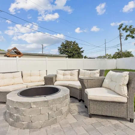 3-bedroom/2Bathroom House with Parking, High Speed WiFi and Large Outdoor Patio