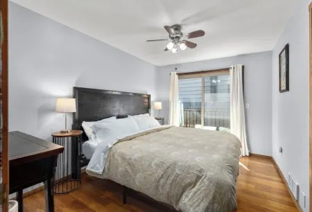 Downtown family friendly cozy condo- Walk to restaurants