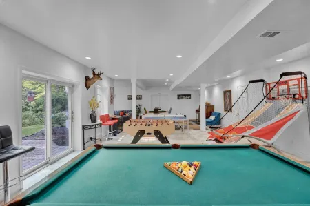 Fancy Poconos Castle & Indoor MEGA 10+ Hot Tub