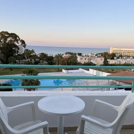 Adelais Bay Hotel