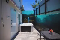 Les Guest House Apartment with Jacuzzi and Pool