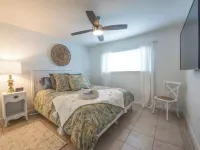 Cottage by the Sea steps to beach with heated pool Hotels in Carpinteria