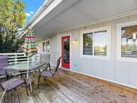 Cute condo with pool ideal for spring and summer fun Hotels in Douglas