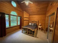 Cozy lakehouse retreat w/kayaks, high speed Wi-Fi, and pet friendly!