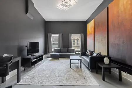 Spacious Luxury Black Downtown Apartment - Minutes from WEC!