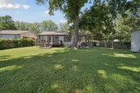 Earth & Echo-Nature-Inspired -  Themed Bedrooms + Firepit + Walk to Brookside