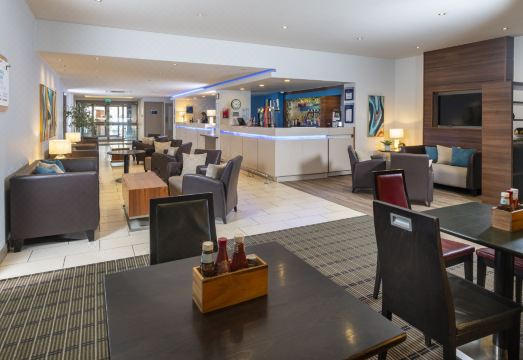 홀리데이 인 익스프레스 톤턴 외관