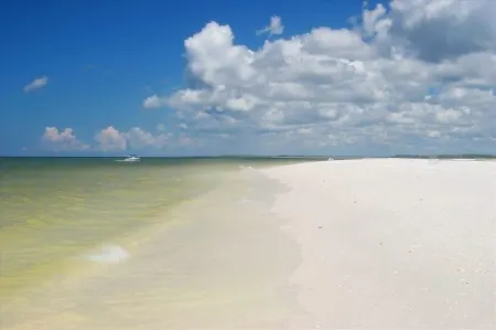 Almost Beachfront for Less -Ocean & Sunset Views-Near JW Marriott Отели рядом с достопримечательностью «Парк Каксамбас Бот»