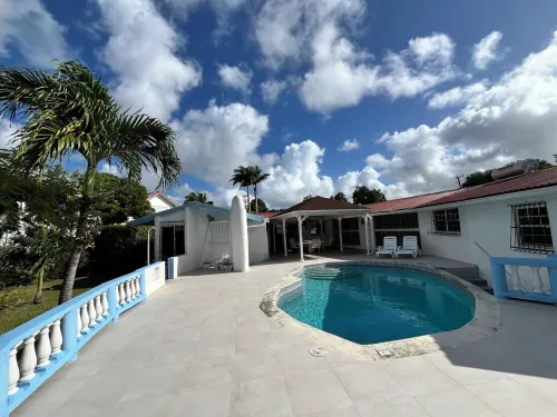Charming 3-bedroom villa in marvelous Holetown with AC, WiFi and private pool!