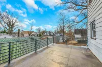 Capacity for 20 people near the airport Hotels in Hillside