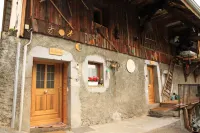 Chalet la Tournette Gite la Ferme 100m2 au RDC Talloires-montmin Hotels in Talloires