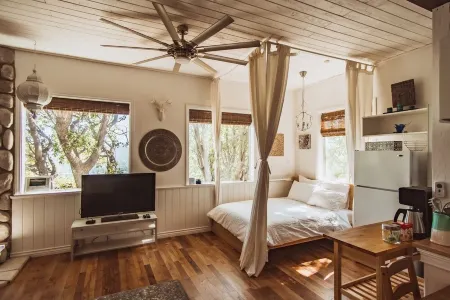 Romantic lake view studio retreat for two in beautiful Lake Arrowhead