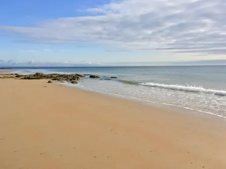 21 Shoregate - stylish cottage with sea views and secluded garden, pet-friendly