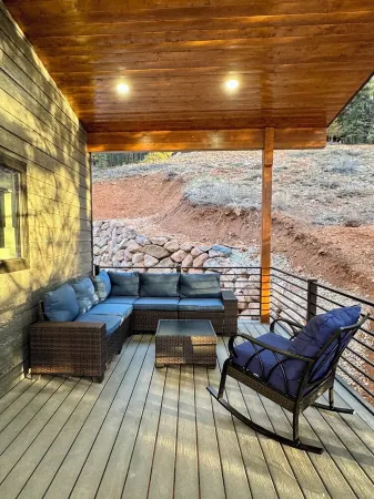 Cabin in the Sky - modern luxury, stunning view, steam room, home theater & more