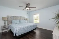 Romantic Cottage in Eau Gallie District, POOL,Pickleball/basketball courts