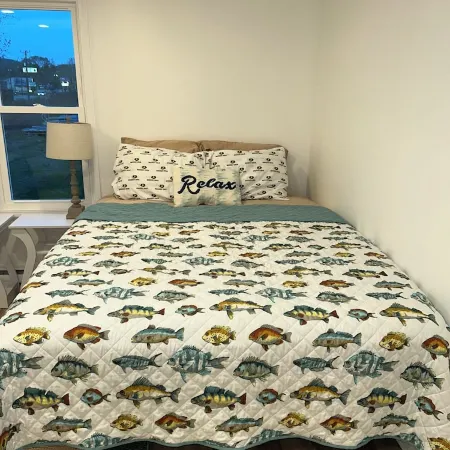 Riverside Retreat, a charming studio near Oakmont and Pittsburgh with WiFi, AC