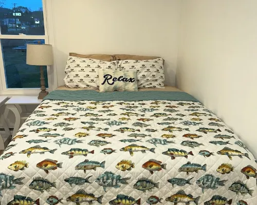 Riverside Retreat, a charming studio near Oakmont and Pittsburgh with WiFi, AC Hotels in Harmar Township