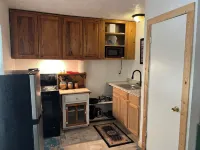 Charming private 2-bedroom cottage in  Texarkana with WiFi, AC and peacocks!