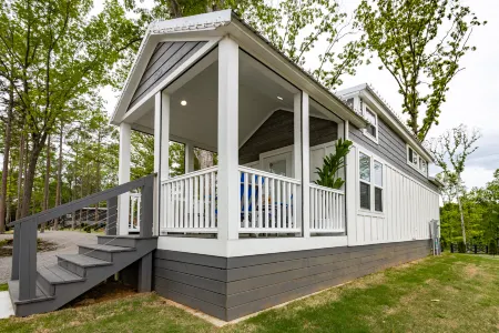 Serene Retreat with Nature and Adventure - Charming Tiny Home Отели в г. Стьюарт