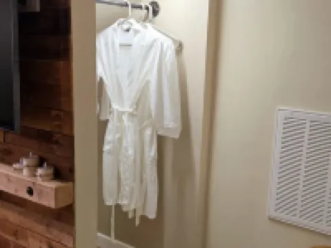 Cozy 1 bedroom basemant apt with private entrance and AC in the heart of Salem Hoteles en Salem