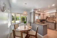 Remodeled Oasis Retreat w/Pool & Jacuzzi.