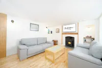 Seaside retreat, just steps from sea at Seabreeze Cottage, Seatown, Gardenstown فنادق في Gardenstown