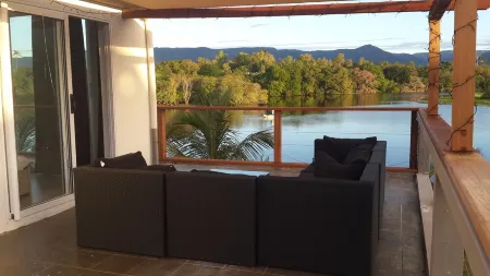 Sea front beach house With Rental car included Отели рядом с достопримечательностью «Касела Уорлд оф Адвенчерс»