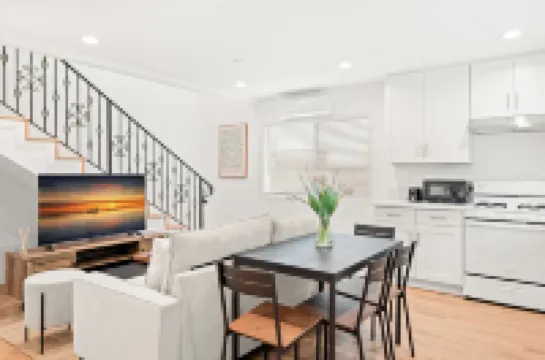 2 Floor, 3-bedroom house in awesome Alhambra w/ AC, WIFI and Garage Parking